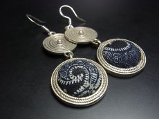 画像2: ミャオ族（苗族）の苗銀製・ろうけつ藍染め古裂ピアス・渦巻/  Miao Old embroidery earrings (2)