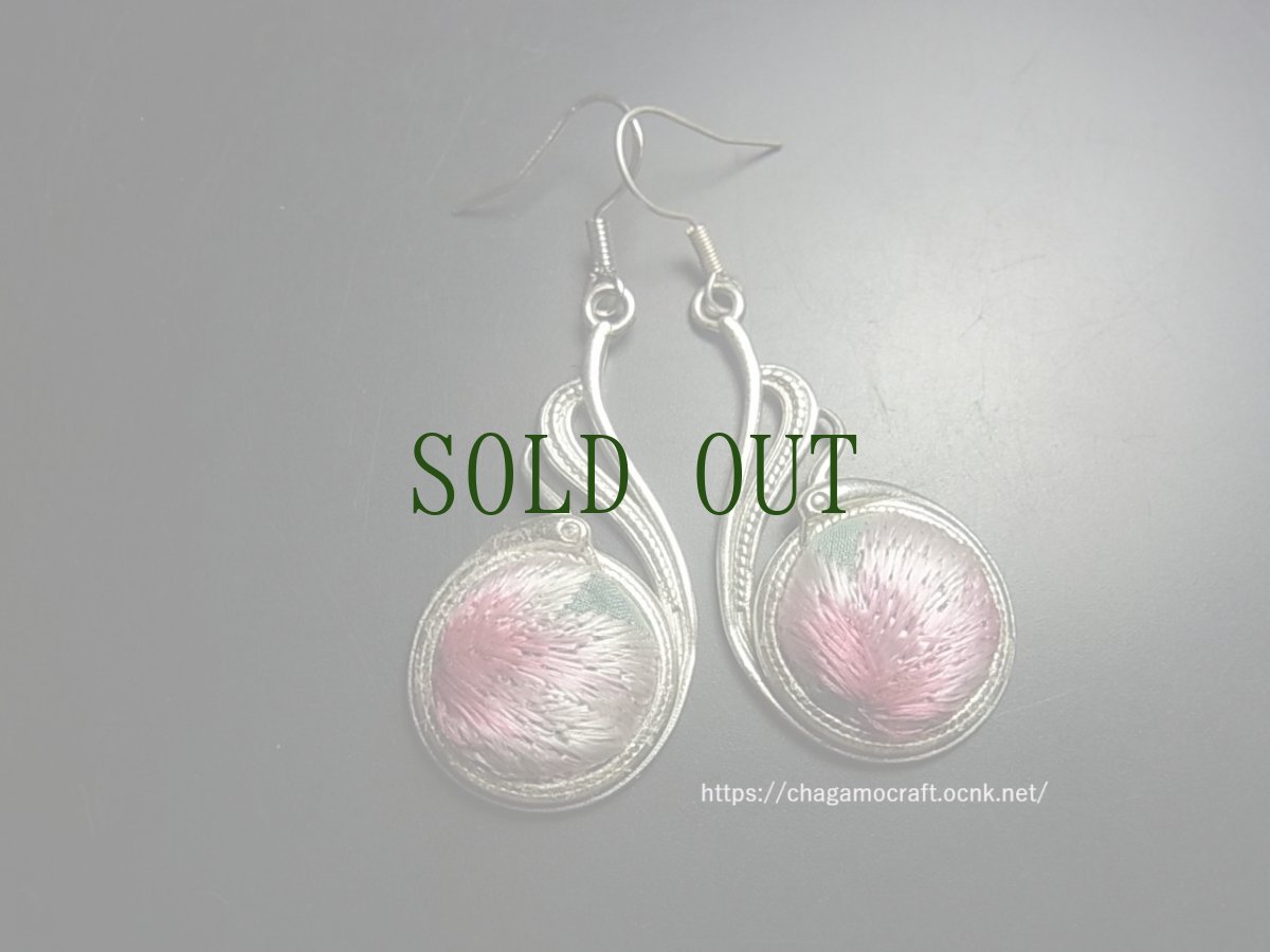 画像1: ミャオ族（苗族）の苗銀製・刺繍古裂ピアス・白鳥/  Miao Old embroidery earrings (1)