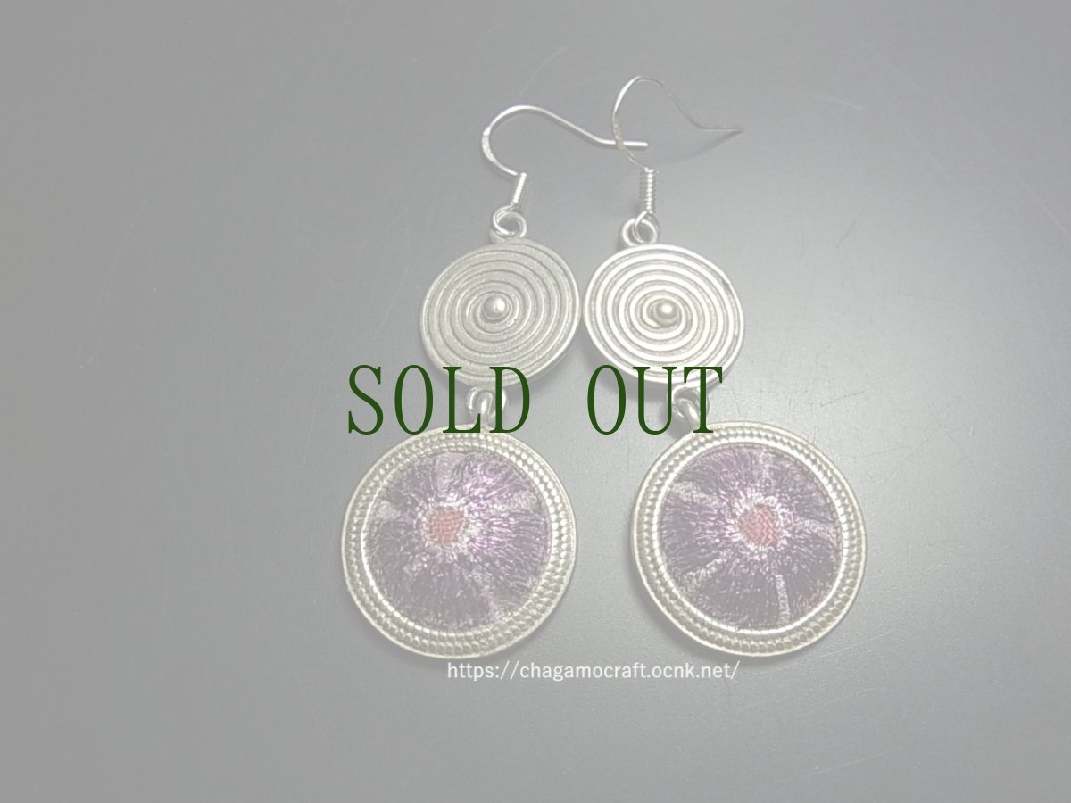 画像1: ミャオ族（苗族）の苗銀製・刺繍古裂ピアス・渦巻/  Miao Old embroidery earrings (1)