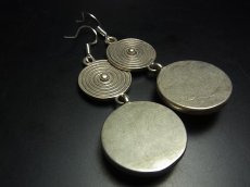 画像4: ミャオ族（苗族）の苗銀製・ろうけつ藍染め古裂ピアス・渦巻/  Miao Old embroidery earrings (4)