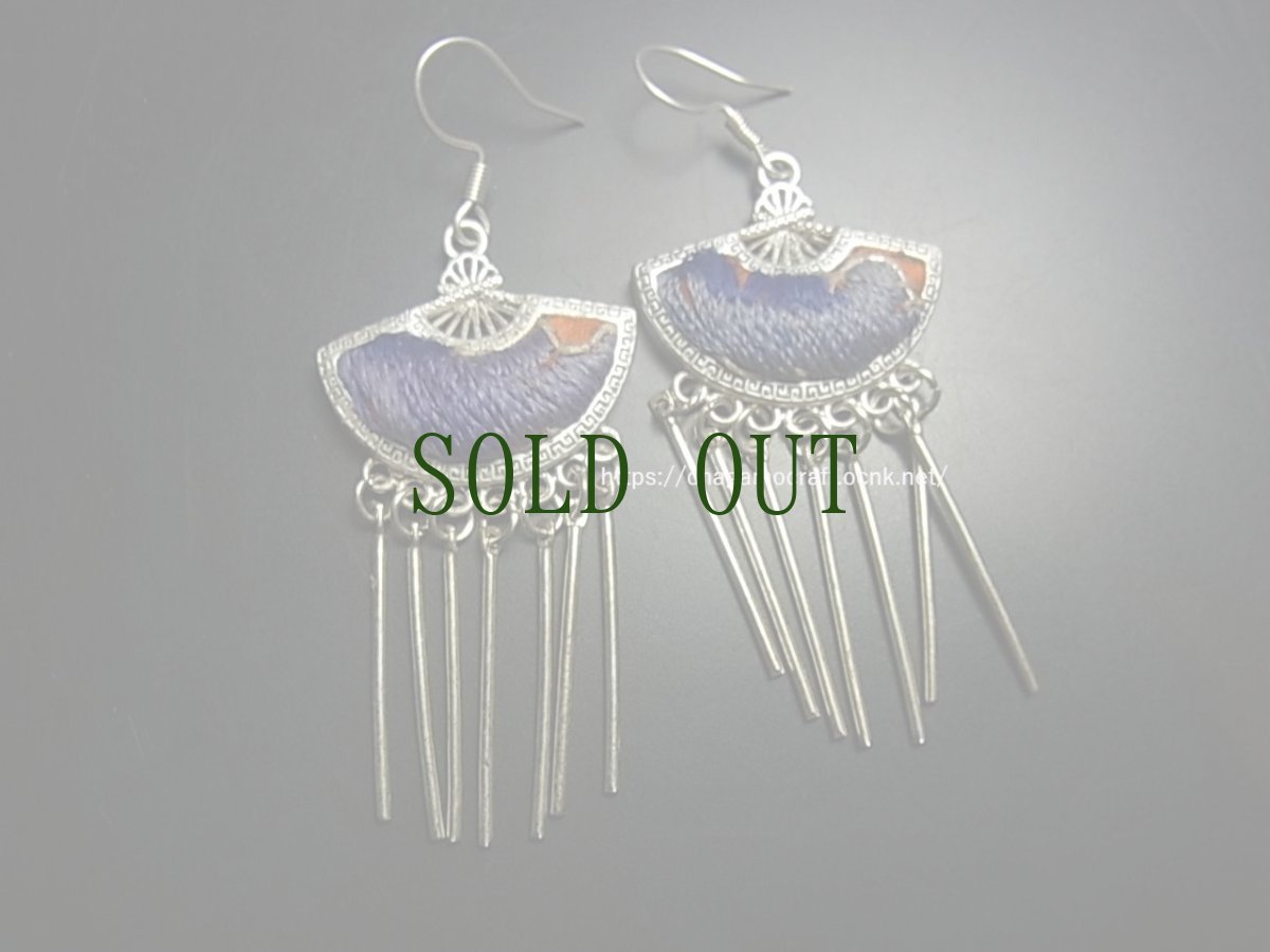 画像1: ミャオ族（苗族）の苗銀製・刺繍古裂ピアス・扇/  Miao Old embroidery earrings (1)