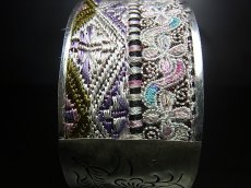 画像3: 貴州省ミャオ族の刺繍古裂バングル(苗銀)　Old embroidery Miao silver bangle　 (3)