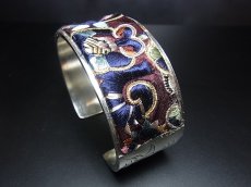 画像2: 貴州省ミャオ族の刺繍古裂バングル(苗銀)　剪紙破線繍/ Split thread stitch・Old embroidery Miao silver bangle　 (2)