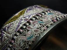 画像4: 貴州省ミャオ族の刺繍古裂バングル(苗銀)　Old embroidery Miao silver bangle　 (4)