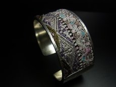 画像2: 貴州省ミャオ族の刺繍古裂バングル(苗銀)　Old embroidery Miao silver bangle　 (2)