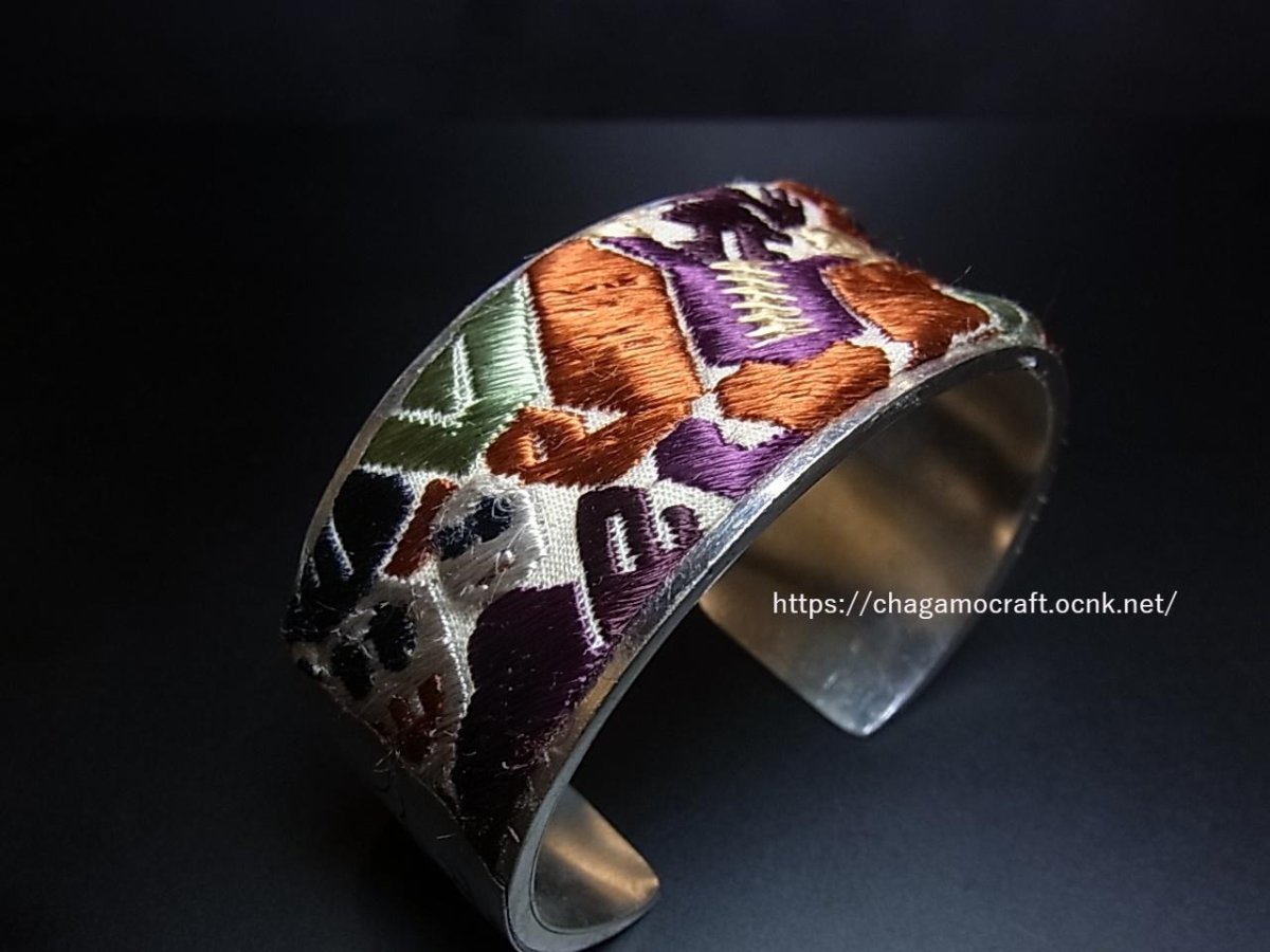 画像1: 貴州省ミャオ族の刺繍古裂バングル(苗銀)　剪紙破線繍/ Split thread stitch・Old embroidery Miao silver bangle　 (1)