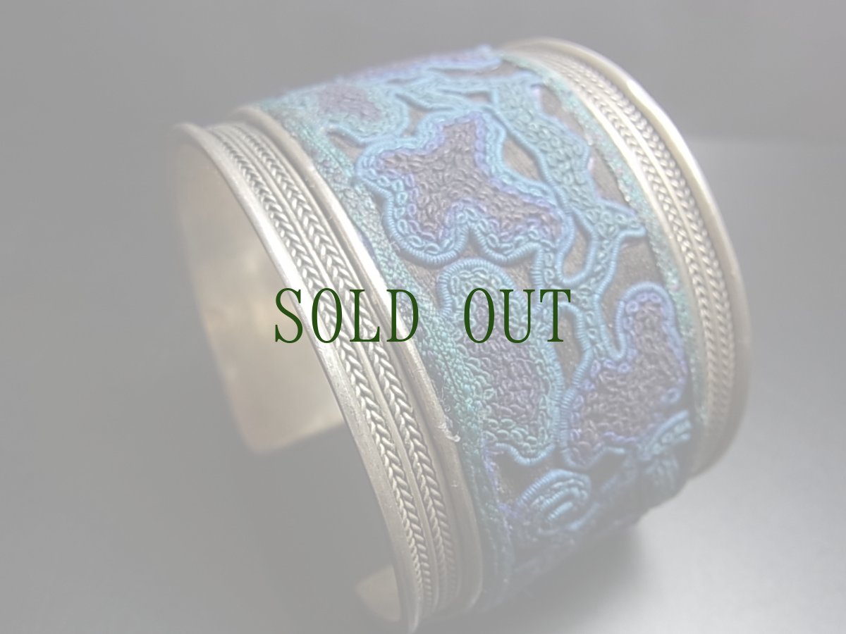 画像2: 貴州省ミャオ族の刺繍古裂バングル(苗銀)　ノットステッチ・Old embroidery Miao silver bangle　 (2)