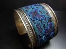 画像2: 貴州省ミャオ族の刺繍古裂バングル(苗銀)　ノットステッチ・Old embroidery Miao silver bangle　 (2)