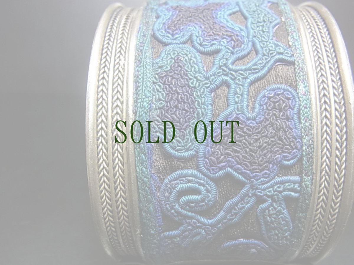 画像3: 貴州省ミャオ族の刺繍古裂バングル(苗銀)　ノットステッチ・Old embroidery Miao silver bangle　 (3)