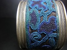 画像3: 貴州省ミャオ族の刺繍古裂バングル(苗銀)　ノットステッチ・Old embroidery Miao silver bangle　 (3)