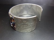 画像4: 貴州省ミャオ族の刺繍古裂バングル(苗銀)　剪紙破線繍/ Split thread stitch・Old embroidery Miao silver bangle　 (4)