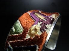 画像4: 貴州省ミャオ族の刺繍古裂バングル(苗銀)　剪紙破線繍/ Split thread stitch・Old embroidery Miao silver bangle　 (4)