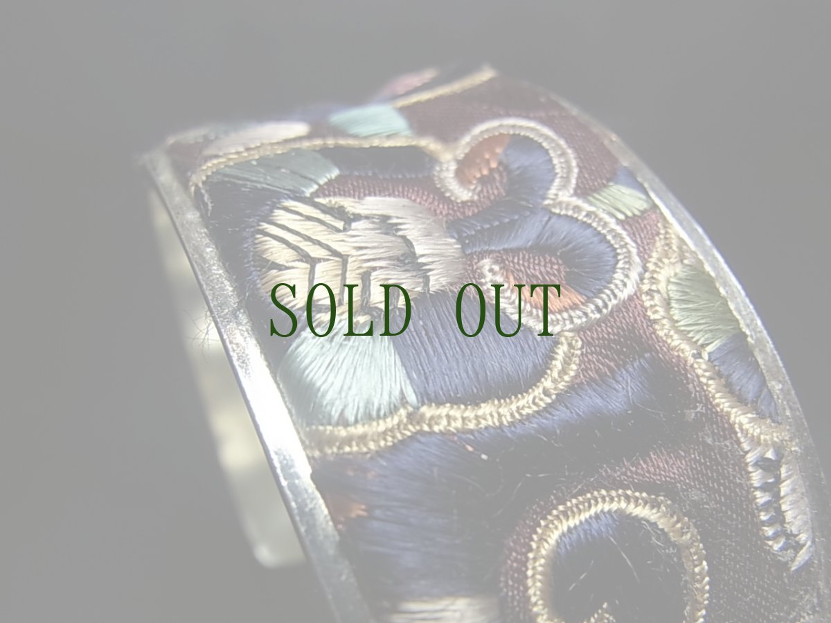 画像3: 貴州省ミャオ族の刺繍古裂バングル(苗銀)　剪紙破線繍/ Split thread stitch・Old embroidery Miao silver bangle　 (3)