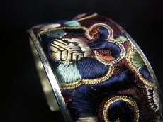 画像3: 貴州省ミャオ族の刺繍古裂バングル(苗銀)　剪紙破線繍/ Split thread stitch・Old embroidery Miao silver bangle　 (3)