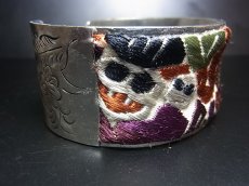 画像3: 貴州省ミャオ族の刺繍古裂バングル(苗銀)　剪紙破線繍/ Split thread stitch・Old embroidery Miao silver bangle　 (3)