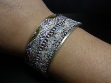 画像6: 貴州省ミャオ族の刺繍古裂バングル(苗銀)　Old embroidery Miao silver bangle　 (6)