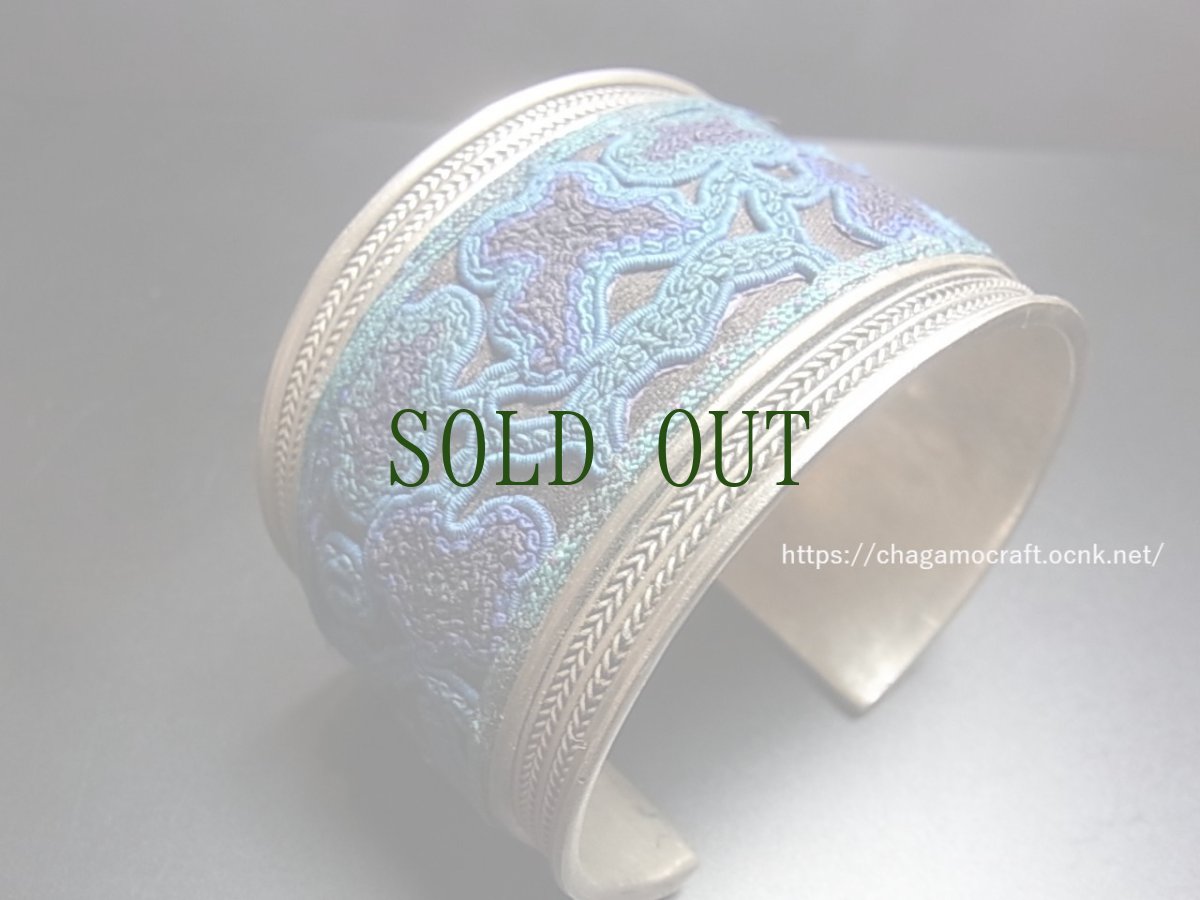 画像1: 貴州省ミャオ族の刺繍古裂バングル(苗銀)　ノットステッチ・Old embroidery Miao silver bangle　 (1)