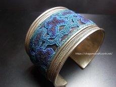 画像1: 貴州省ミャオ族の刺繍古裂バングル(苗銀)　ノットステッチ・Old embroidery Miao silver bangle　 (1)