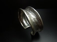 画像2: 貴州ミャオ族のシルバーバングル(ミャオ銀)　編み　約22 mm (2)