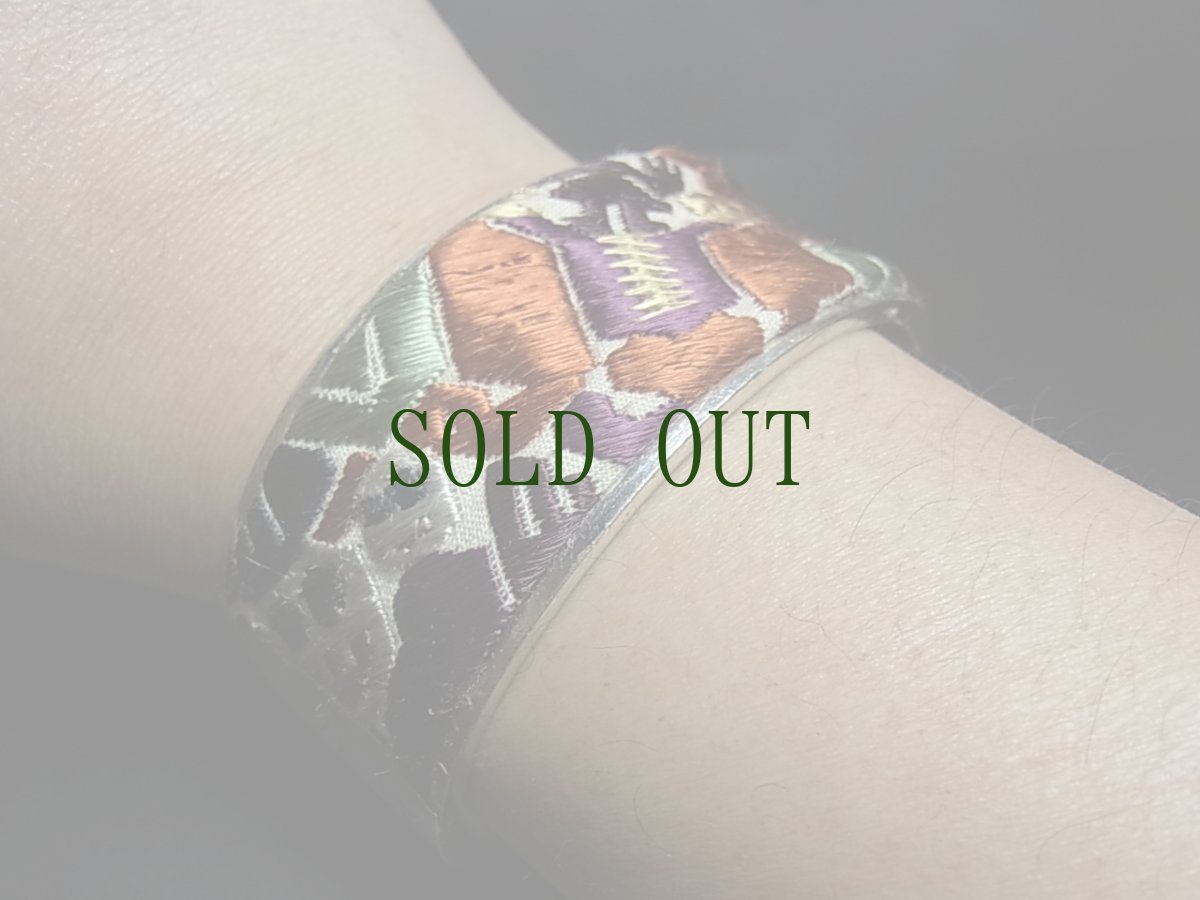 画像6: 貴州省ミャオ族の刺繍古裂バングル(苗銀)　剪紙破線繍/ Split thread stitch・Old embroidery Miao silver bangle　 (6)