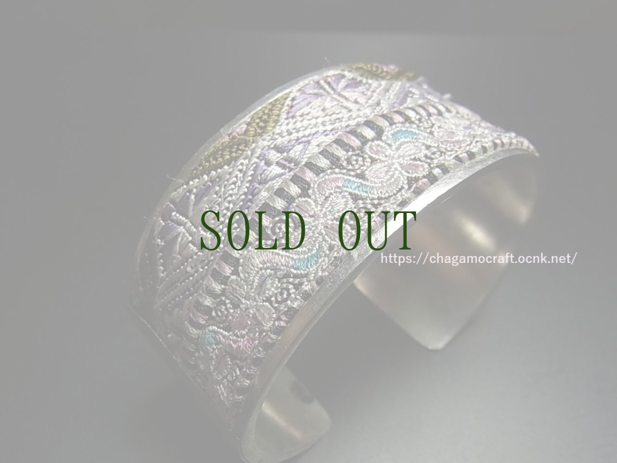 画像1: 貴州省ミャオ族の刺繍古裂バングル(苗銀)　Old embroidery Miao silver bangle　 (1)