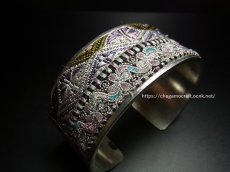 画像1: 貴州省ミャオ族の刺繍古裂バングル(苗銀)　Old embroidery Miao silver bangle　 (1)