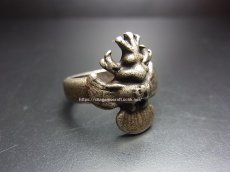 画像1: チベット・トクチャ(天鉄・Thogchags) 蔵銀製　霊鳥キュンのリング (1)
