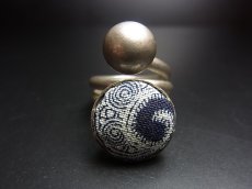 画像2: 貴州ミャオ族の藍印花布・古裂リング　（苗銀製）　藍染め・ろうけつ染め　 (2)