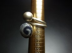 画像8: 貴州ミャオ族の藍印花布・古裂リング　（苗銀製）　藍染め・ろうけつ染め　 (8)
