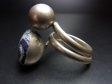 画像4: 貴州ミャオ族の藍印花布・古裂リング　（苗銀製）　藍染め・ろうけつ染め　 (4)