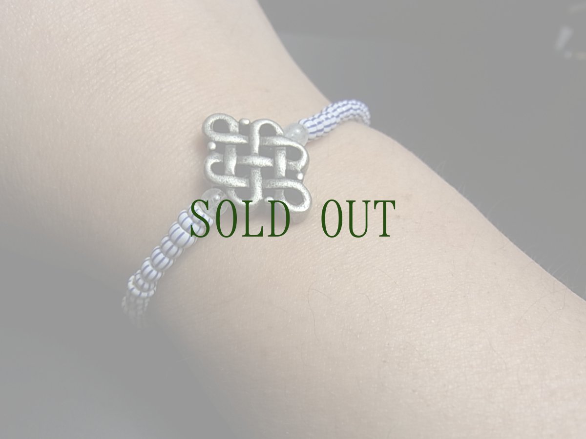 画像8: チベット・エンドレスノット（ベルべ無限の紐）とヴェネチア産アンティーク蜻蛉玉（カンネッテ）のブレスレット (8)