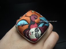 画像6: 貴州ミャオ族の刺繍古裂リング（苗銀製）剪紙破線繍/ Split thread stitch・Old embroidery　(特大)　 (6)