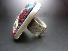 画像4: 貴州ミャオ族の刺繍古裂リング（苗銀製）剪紙破線繍/ Split thread stitch・Old embroidery　(特大)　 (4)