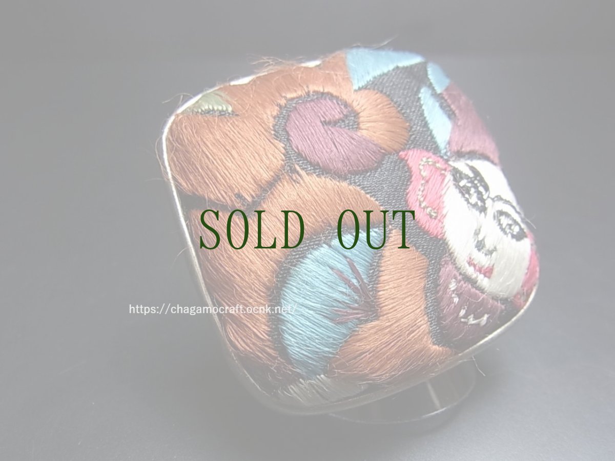 画像1: 貴州ミャオ族の刺繍古裂リング（苗銀製）剪紙破線繍/ Split thread stitch・Old embroidery　(特大)　 (1)