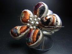 画像3: 貴州ミャオ族の刺繍古裂リング（苗銀製）剪紙破線繍/ Split thread stitch・Old embroidery　(大)　 (3)