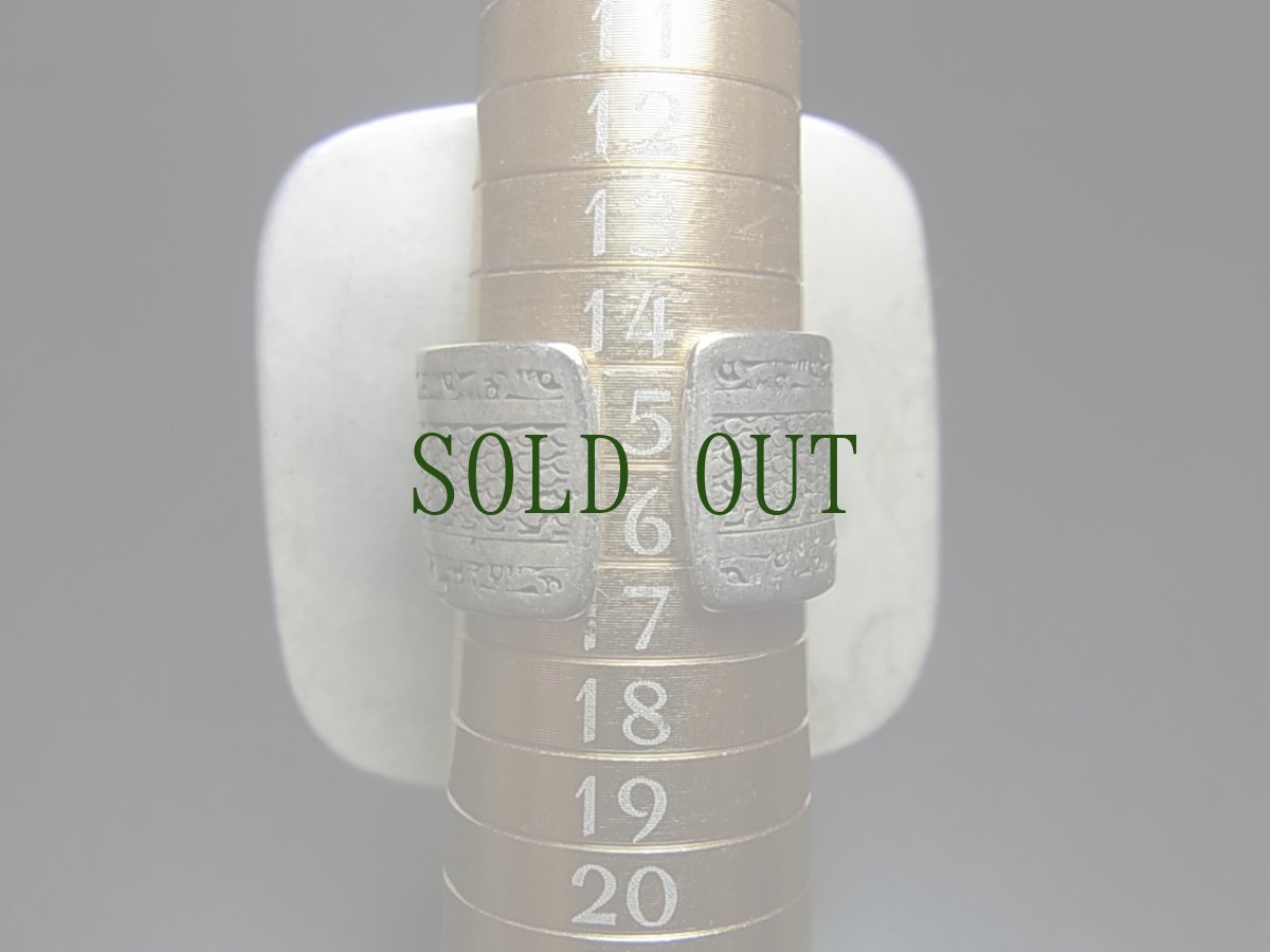 画像7: 貴州ミャオ族の刺繍古裂リング（苗銀製）剪紙破線繍/ Split thread stitch・Old embroidery　(特大)　 (7)