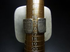 画像7: 貴州ミャオ族の刺繍古裂リング（苗銀製）剪紙破線繍/ Split thread stitch・Old embroidery　(特大)　 (7)