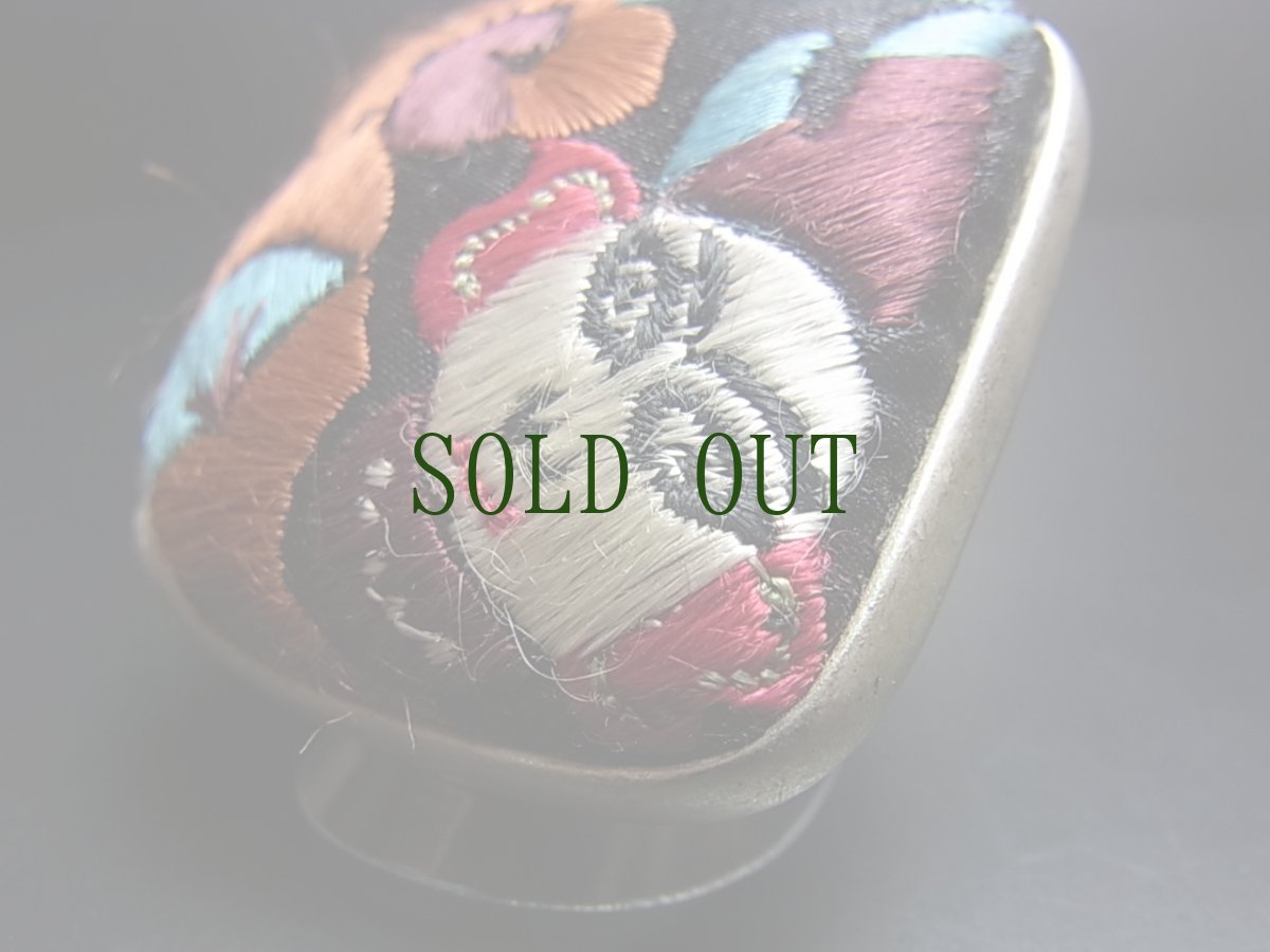 画像3: 貴州ミャオ族の刺繍古裂リング（苗銀製）剪紙破線繍/ Split thread stitch・Old embroidery　(特大)　 (3)