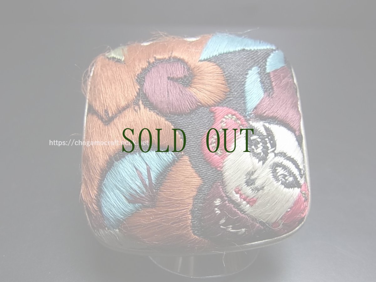 画像2: 貴州ミャオ族の刺繍古裂リング（苗銀製）剪紙破線繍/ Split thread stitch・Old embroidery　(特大)　 (2)