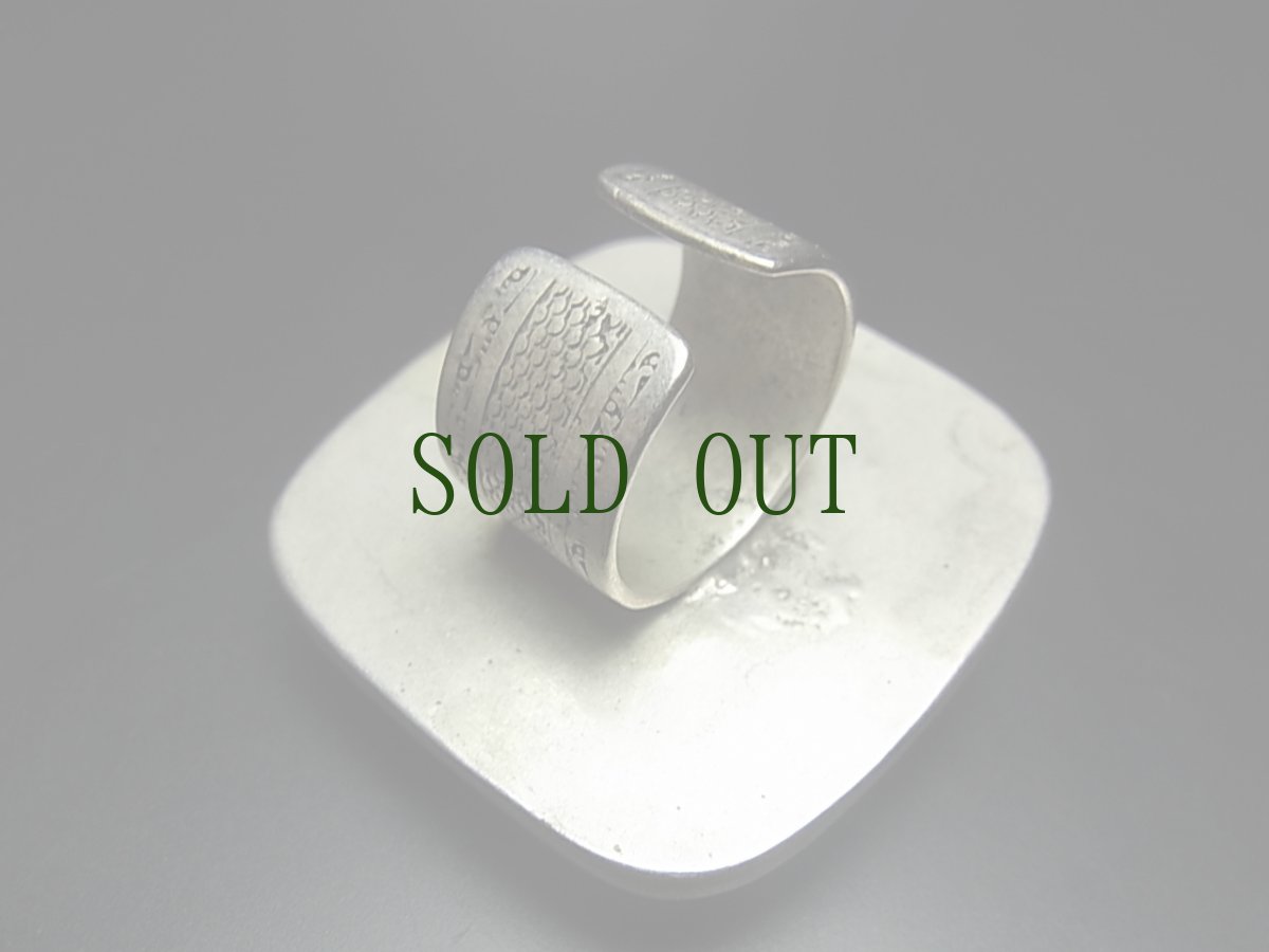 画像5: 貴州ミャオ族の刺繍古裂リング（苗銀製）剪紙破線繍/ Split thread stitch・Old embroidery　(特大)　 (5)