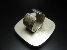 画像5: 貴州ミャオ族の刺繍古裂リング（苗銀製）剪紙破線繍/ Split thread stitch・Old embroidery　(特大)　 (5)