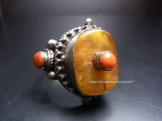 画像1: チベタン・オールドアンバーの銀製リング（925）（Tibetan old amber silver ring）蜜蝋琥珀 (1)