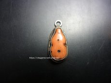 画像1: Old Tibetan coral ornament for mala　チベットアンティークコーラル（山珊瑚）の銀製数珠飾り（宝瓶） (1)