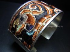 画像2: 貴州省ミャオ族の刺繍古裂バングル(苗銀)　剪紙破線繍/ Split thread stitch・Old embroidery Miao silver bangle　 (2)