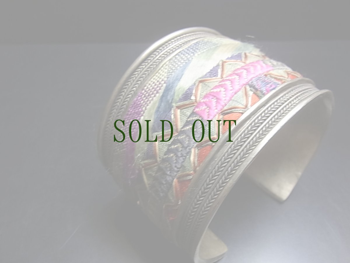 画像2: 貴州省ミャオ族の刺繍古裂バングル(苗銀)　Old embroidery Miao silver bangle　 (2)
