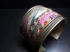 画像2: 貴州省ミャオ族の刺繍古裂バングル(苗銀)　Old embroidery Miao silver bangle　 (2)