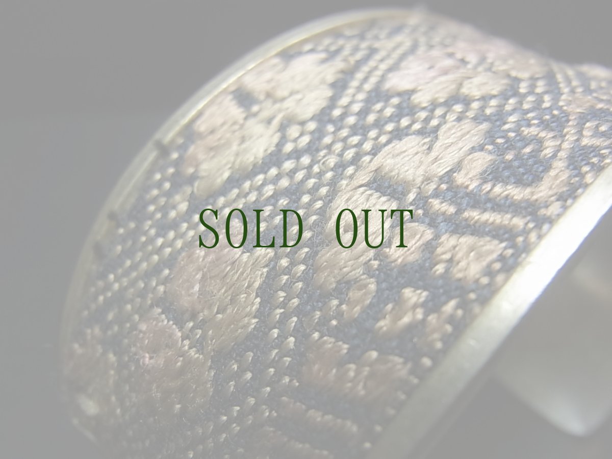 画像4: 貴州省ミャオ族の刺繍古裂バングル(苗銀)　Old embroidery Miao silver bangle　 (4)