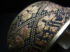 画像4: 貴州省ミャオ族の刺繍古裂バングル(苗銀)　Old embroidery Miao silver bangle　 (4)