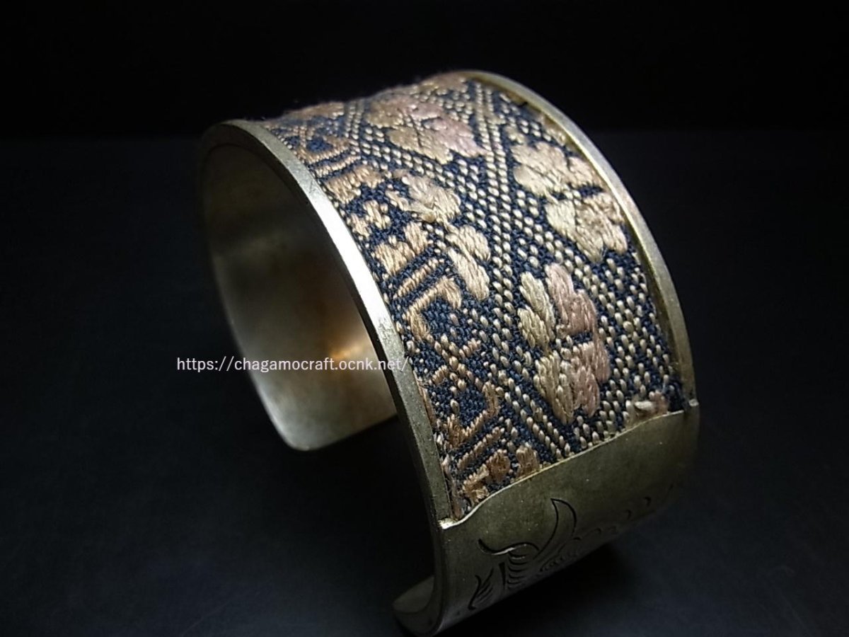 画像1: 貴州省ミャオ族の刺繍古裂バングル(苗銀)　Old embroidery Miao silver bangle　 (1)