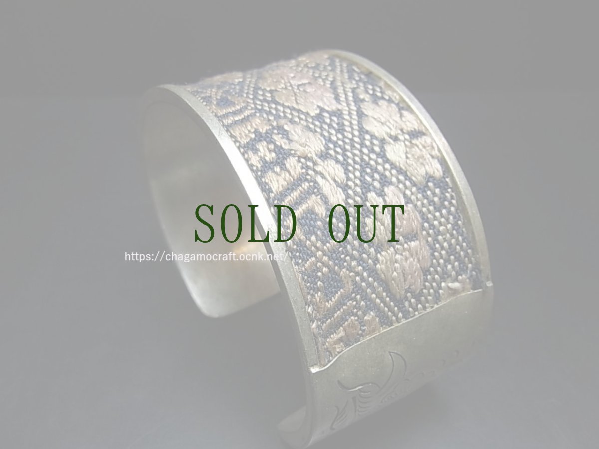 画像1: 貴州省ミャオ族の刺繍古裂バングル(苗銀)　Old embroidery Miao silver bangle　 (1)
